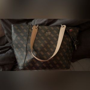 Guess Purse, pretty much brand new. Barely used.